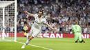 Penyerang Real Madrid, Gareth Bale, melakukan selebrasi usai membobol gawang AS Roma pada laga Liga Champions di Stadion Santiago Bernabeu, Madrid, Rabu (19/9/2018). Real Madrid menang 3-0 atas AS Roma. (AP/Manu Fernandez)