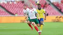 Pemain Bulgaria, Georgi Rusev (tengah) berusaha mengontrol bola dibayangi pemain Kepulauan Solomon, David Supa dalam laga semifinal FIFA Series 2026 di Stadion Utama Gelora Bung Karno (SUGBK), Senayan, Jakarta, Jumat (27/03/2026). (Bola.com/M Iqbal Ichsan)