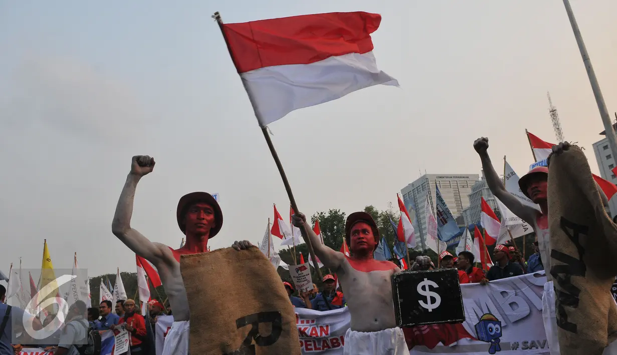 Bendera merah putih dikibarkan saat aksi di depan Istana Merdeka, Jakarta, Rabu (8/7/2015). Mereka menuntut presiden untuk menolak perpanjangan konsesi serta menuntut nasionalisasi aset PT. JICT (Liputan6.com/Faizal Fanani)