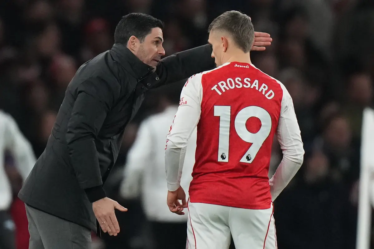 Pelatih Arsenal, Mikel Arteta (kiri), memberikan instruksi kepada pemainnya, Leandro Trossard