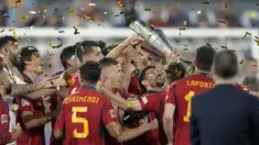 Laga dramatis tersaji pada final UEFA Nations League 2022/2023 antara Spanyol menghadapi Kroasia di De Kuip Stadium, Rotterdam, Senin (19/6/2023) dini hari WIB. Spanyol akhirnya keluar sebagai juara setelah menang 5-4 atas Kroasia lewat adu penalti setelah dalam waktu normal hingga perpanjangan waktu berakhir kedua tim sama-sama tak mampu mencetak gol. Dari 5 penendang pertama, baik Spanyol maupun Kroasia sama-sama mengalami satu kali kegagalan, hingga skor imbang 4-4. Dani Carvajal akhirnya menjadi penentu kemenangan 5-4 Spanyol atas Kroasia via sepakan Panenka-nya yang mengecoh kiper Dominic Livakovic, setelah sebelumnya Unai Simon mampu memblok eksekusi Bruno Petkovic. (AP Photo/Peter Dejong)