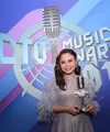 Rossa, telah lama berkecimpung di industri musik tanah air. Namanya pun kian melejit dan sederet prestasi telah berhasil di raihnya. Terbaru, Rossa berhasil membawa piala kemenangan di SCTV Music Awards 2018. (Adrian Putra/Bintang.com)