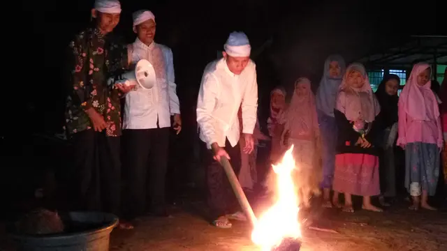 Aksi Santri Putri Cilik Menggiring Bola Api