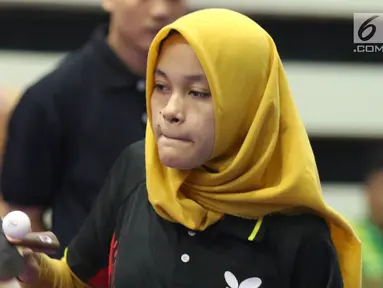 Petenis meja difabel Indonesia, Leli Marlina melakukan serve saat melawan Bee Tin Toh (Singapura) pada Indonesia Para Games Invitational Tournament 2018 di GBK Arena, Jakarta, Minggu (1/7). Leli unggul tiga set langsung. (Liputan6.com/Helmi Fithriansyah)
