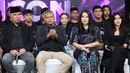 Deputy Director Programming SCTV, Banardi Rachmat, mengungkap harapannya agar ajang ini tidak sekadar menjadi tontonan, melainkan mesin pencetak idola baru berkualitas. Tampak dalam foto, Deputy Director Programming SCTV, Banardi Rachmat (kedua kiri) saat memberi keterangan terkait peluncuran ajang pencarian bakat The Icon Indonesia di SCTV Tower, Jakarta, Senin (6/4/2026). (Kapanlagi/Budy Santoso)