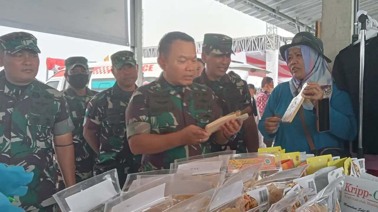 KSAD Jenderal TNI Dudung Abdurachman mendatangi salah satu stan UMKM yang menjual souvenir di acara peresmian lahan pertanian terpadu di Desa Wanajaya, Cibitung, Kabupaten Bekasi, Rabu (19/10/2022) (Liputan6.com/Bam Sinulingga)