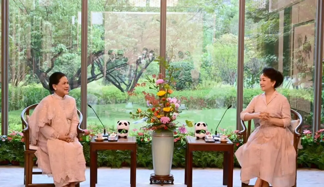 Beberapa saat lalu, Ibu Iriana juga mendampingi Pak Jokowi melakukan kunjungan ke China. Momen ini diabadikan dengan apik ketika Ibu Iriana terlihat akrab duduk berdampingan dengan istri Presiden Xi Jinping, yaitu Madam Peng Liyuan. Ibu Iriana tampil cantik dan anggun mengenakan kebaya panjang berwarna merah muda yang lembut. Bukan sembarang kebaya, karena siluet kebaya ini dibuat modern dengan area leher didesain seperti cheongsam. [Foto: Instagram/jokowi]
