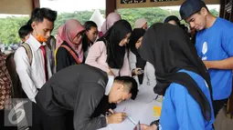 Sejumlah peserta mengisi selembaran saat mengikuti EGTC 2016 di Universitas Gadja Mada, Yogyakarta, Rabu (2/10). Kegiatan ini bertujuan untuk memperkenalkan Emtek sebagai sebuah grup media yang membawahi banyak perusahaan. (Liputan6.com/Helmi Affandi)