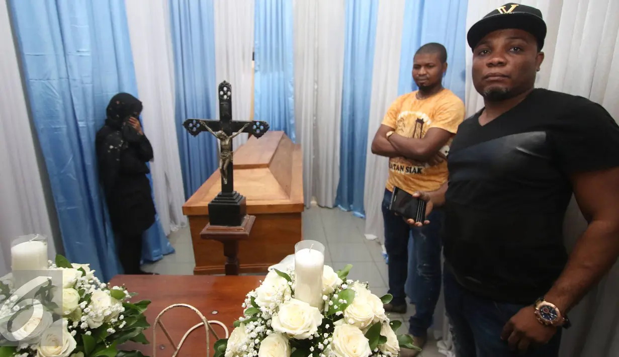 Jenazah terpidana mati asal Senegal, Cajetan Uchenna Onyeworo alias Seck Osmanu saat berada di RS Saint Carolus, Jakarta, Jumat (29/7). Seck Osmanu merupakan 1 dari 4 nama terpidana yang dieksekusi di Lapas Nusakambangan. (Liputan6.com/Immanuel Antonius)
