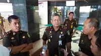 Kajati Sulsel, Firdaus Dewilmar dimutasi usai beri penangguhan penahanan terhadap eks buron dugaan korupsi sewa lahan negara, Soedirjo Aliman alias Jentang (Liputan6.com/ Eka Hakim)