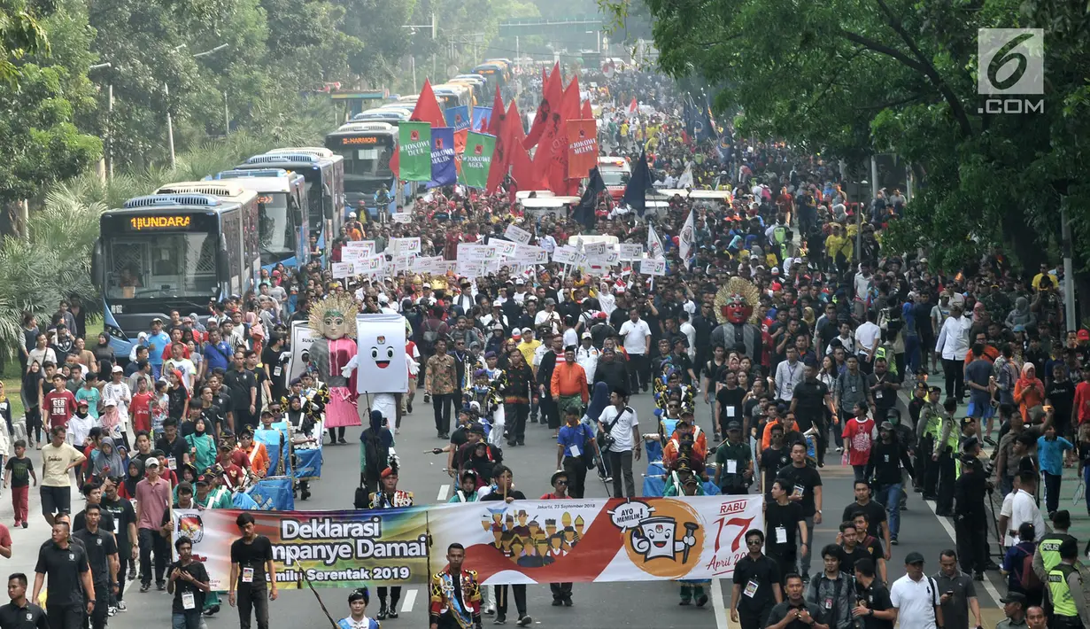 Suasana kemeriahan saat pawai Deklarasi Kampanye Damai di Monas, Minggu (23/9). Pawai dimulai dari Monas kemudian melintasi Jalan Medan Merdeka Barat dan kembali ke Monas. (Merdeka.com/Iqbal Nugroho)