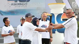 Dirut PT Askrindo, Andrianto Wahyu Adi (kanan) menerima obor Torch Relay pada acara HUT ke-48 Askrindo di Ancol Fantastique, Jakarta, Sabtu (6/4). Kegiatan mengusung tema "Satu Langkah Satu Tujuan Kita Tingkatkan Daya Saing Perusahaan”. (Liputan6.com/HO/Iqbal)