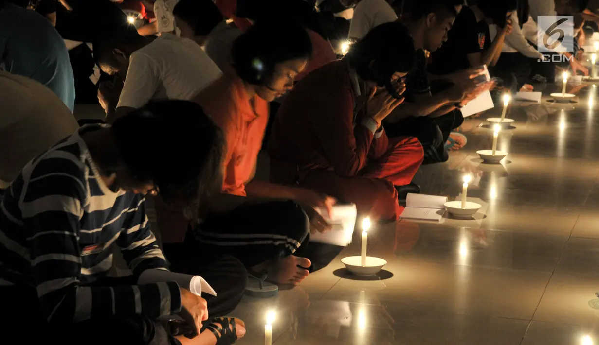 Calon Paskibraka mengikuti renungan jiwa di Aula PPPON Cibubur, Jakarta, Minggu (13/8). Tradisi malam renungan jiwa membalikkan ingatan perjuangan dan pengorbanan mereka sampai bisa lolos sebagai peserta Diklat Paskibraka 2017. (Liputan6.com/Yoppy Renato)