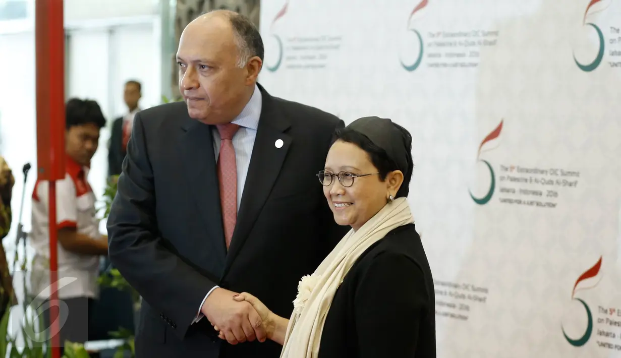 Menlu Mesir, Sameh Soukry (kiri) dan Menlu RI, Retno Marsudi melakukan pertemuan bilateral di sela pertemuan KTT Luar Biasa OKI di Jakarta, Minggu (6/2/2016).  Indonesia meminta kemudahan investasi di Mesir. (Liputan6.com/Faizal Fanani)
