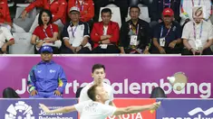 Menpora Imam Nahrawi (ketiga kiri), Menko Polhukam Wiranto dan Menteri PUPR, Basuki Hadimuljono saat menyaksikan semifinal bulu tangkis beregu putra Asian Games 2018, Indonesia melawan Jepang di Jakarta, Selasa (21/8). (Liputan6.com/Helmi Fithriansyah)