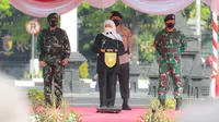 Gubernur Jatim saat apel siaga bencana di Surabaya. (Dian Kurniawan/Liputan6.com)