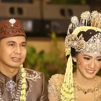 Bukan Raditya Dika kalau tak melahirkan lelucon yang bikin menggelitik perut. Bahkan di hari pernikahannya bersama Anissa Aziza pun Radit tetap berhasil membuat para undangan tertawa melihat ulahnya. (Nurwahyunan/Bintang.com)