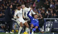 Momen duel pemain Real Madrid, Jude Bellingham dengan penggawa Getafe sekaligus rekan senegaranya di Inggris, Mason Greenwood. (Pierre-Philippe MARCOU / AFP)