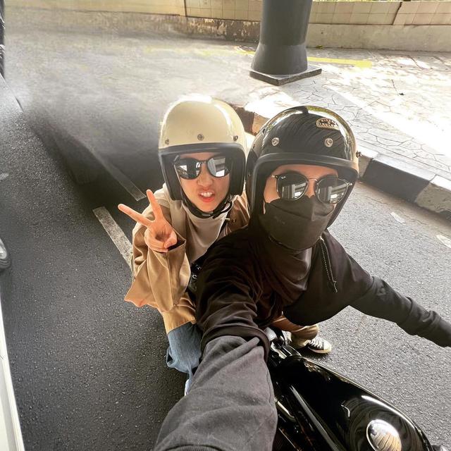 Aksi Natasha Rizky naik moge dibonceng Dian istri Omesh (Foto: instagram natasharizkynew)