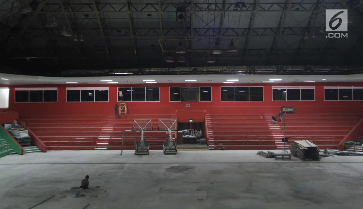 Suasana aktivitas pekerja proyek renovasi gelanggang olahraga (GOR) Soemantri Brodjonegoro, Jakarta, Kamis (18/1). Menjelang Asian Games 2018, sebanyak 10 Gelanggang Olahraga di kawasan DKI Jakarta direnovasi. (Liputan6.com/Arya Manggala)