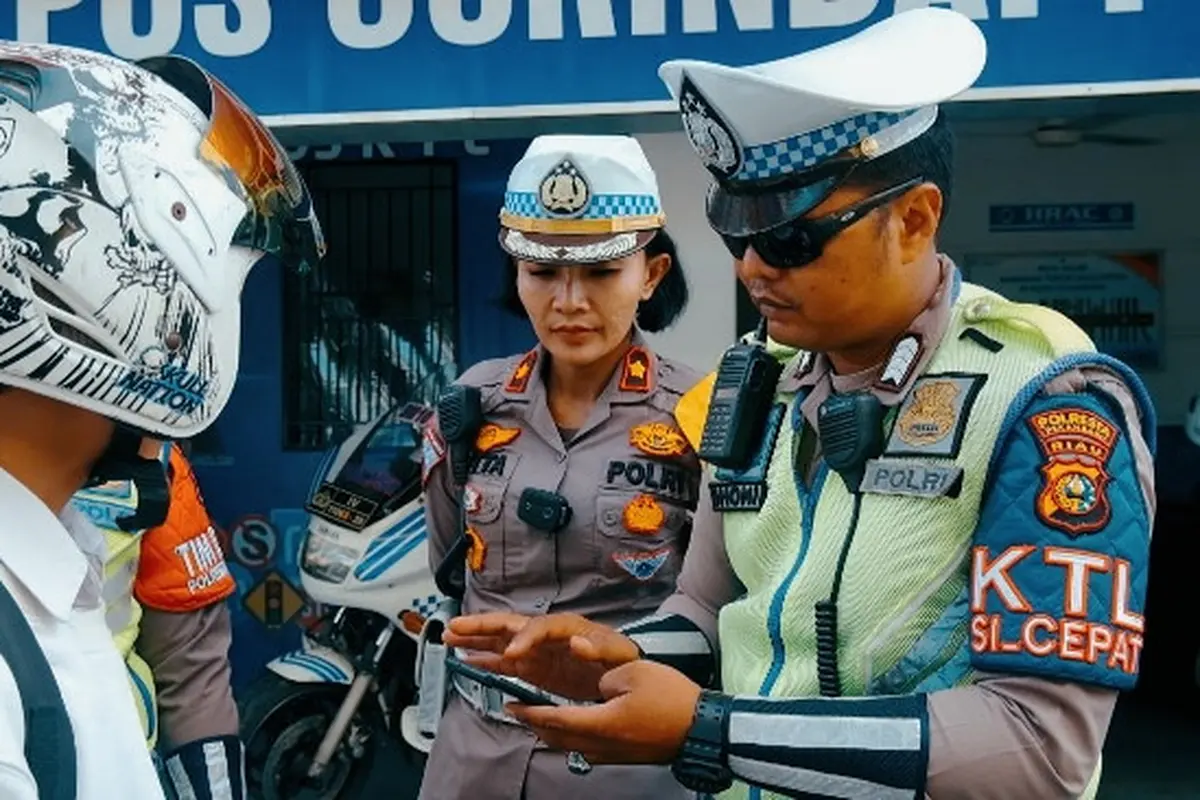 Personel Satuan Lalu Lintas Polresta Pekanbaru mendata pelanggar lalu lintas selanjutnya dikirim pesan kesalamatan melalui Aplikasi Zapin Tanjak.