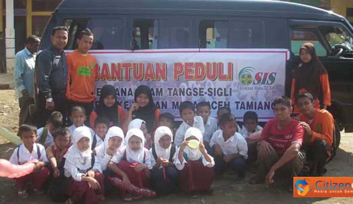 Citizen6, Aceh: OSIS dan para Guru di SMA Negeri 4 Kejuruan Muda Aceh Tamiang beserta donatur, melakukan aksi penggalangan dana untuk korban banjir bandang di SD Ujong Peunalom, Tangse, Pidie.(Pengirim: Ari Gunawan)