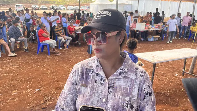 Warga Desa Lermatang, Paulina Anamofa, dalam seremoni peletakan batu pertama Blok Masela, Kabupaten Kepulauan Tanimbar, Maluku, Kamis (16/7/2026). (Christian)
