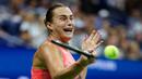 Petenis (Belarusia) Aryna Sabalenka mengembalikan bola ke arah Daria Kasatkina (Rusia) pada putaran keempat kejuaraan tenis AS Terbuka, Senin, 4 September 2023, di New York. (AP Photo/Adam Hunger)
