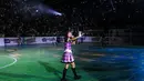 Personil JKT48, Freya Jayawardana, saat menyanyikan salah satu lagu dalam acara Grand Final AXIS Nation Cup 2023 di Istora Senayan, Jakarta, Minggu (15/10/2023). Total, JKT48 menyanyikan tujuh lagu pada malam ini. Beberapa di antaranya yaitu "Eurika Milik Kita", "Pesawat Kertas", hingga lagu hit mereka "Heavy Rotation".