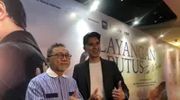 Menteri Perdagangan (Mendag) Zulkifli Hasan mengapresiasi film &lsquo;Layangan Putus 2&rsquo; yang ditontonnya saat gala premier di XXI Plaza Indonesia Jakarta, Selasa (19/12/2023). (Elza/Liputan6.com)