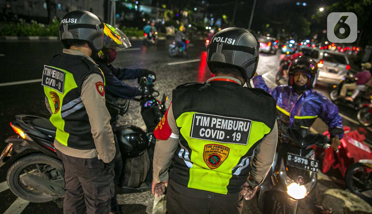 Polisi memberi arahan kepada pengendara motor saat penyekatan jalan di kawasan Pasar Baru, Jakarta, Kamis (31/12/2020). Polda Metro Jaya menutup sejumlah ruas jalan selama Car Free Night dan Crowd Free Night pada malam Tahun Baru 2021 untuk mencegah penyebaran COVID-19. (Liputan6.com/Faizal Fanani)