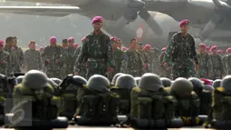 Pasukan Korps Marinir yang tergabung dalam Satgas Pemadaman Kebakaran Hutan dan Lahan bersiap menuju Sumatera Selatan dari Lanud Halim Perdanakusuma Jakarta, Kamis (22/10/2015). Satgas ini akan bertugas selama dua bulan. (Liputan6.com/Helmi Fithriansyah)