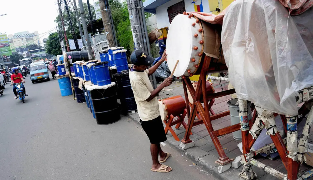 Di sepanjang Jalan KH Mas Mansyur, Tanah Abang tersedia kurang lebih 20-an pedagang bedug musiman yang menjajakan dagangannya di pinggir jalan, Minggu (6/7/14). (Liputan6.com/Faizal Fanani)