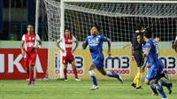 Persib meraih kemenanan 2-1 atas PSM di Bandung. (Bola.com/Nicklas Hanoatubun)