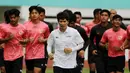 Pelatih Timnas Indonesia U-19, Gong Oh-kyun, saat sesi latihan di Stadion Wibawa Mukti, Cikarang, Senin (13/1/2020). Sebanyak 51 pemain mengikuti seleksi untuk memperkuat skuat utama Timnas Indonesia U-19. (Bola.com/M Iqbal Ichsan)