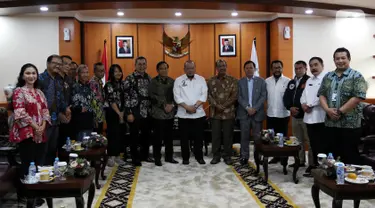 Jajaran SCM Grup foto bersama dengan Ketua DPD RI, La Nyalla Mattalitti usai melakukan audiensi di Nusantara III, Kompleks Parlemen, Senayan, Jakarta, Selasa (29/10/2019). Audiensi tersebut membahas kerjasama antara SCM dan DPD RI. (Liputan6.com/Johan Tallo)