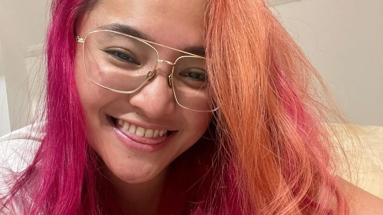Marshanda tampil dengan rambut baru yang lebih cerah