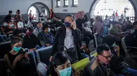 Calon penumpang mengenakan masker saat berada di Stasiun Senen, Jakarta, Senin (9/3/2020). PT KAI Daop 1 Jakarta melakukan sosialisasi pencegahan, pemeriksaan kesehatan, dan pengecekan suhu tubuh penumpang sebagai langkah antisipasi penyebaran virus corona (COVID-19). (Liputan6.com/Faizal Fanani)