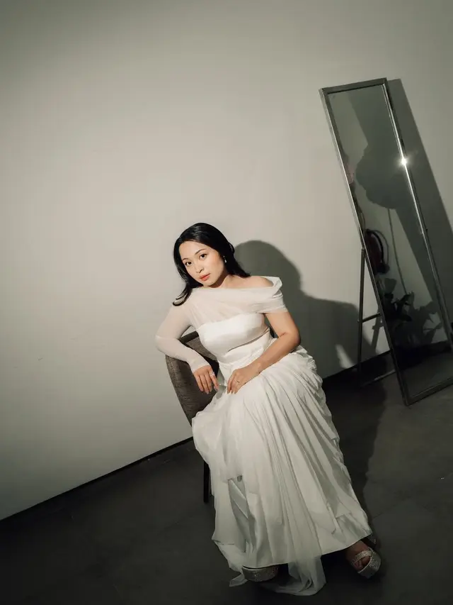 Biasa Tampil Serba Hitam, 6 Pesona Bernadya Bak Bidadari dalam Balutan Gaun Putih di Konser Rossa