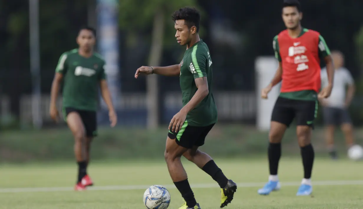 Pemain Timnas Indonesia U-22, Osvaldo Haay, mengontrol bola saat latihan di Lapangan F Senayan, Jakarta, Jumat (15/11). Latihan ini persiapan jelang Sea Games 2019 Filipina. (Bola.com/Vitalis Yogi Trisna)