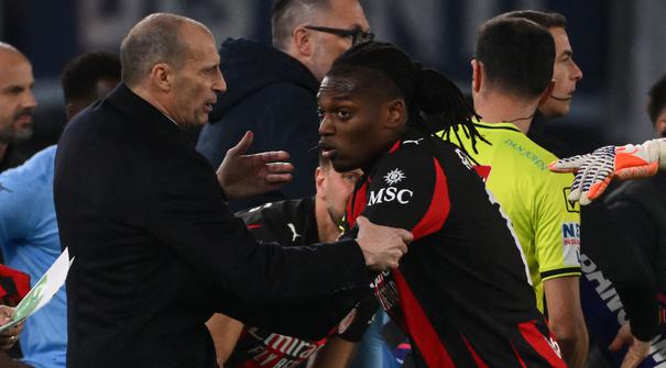 Ekspresi kesal tak mampu disembunyikan oleh Rafael Leao saat ditarik ke luar lapangan oleh pelatih Massimiliano Allegri dalam laga lanjutan Liga Italia 2025/2026 antara Lazio melawan AC Milan, Minggu (15/03/2026) waktu setempat. (AFP/Alberto Pizzoli)