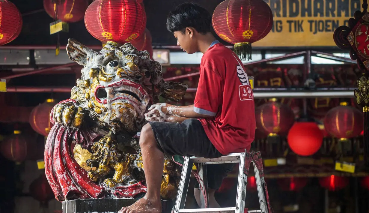 Tradisi ini sebagai bentuk penyucian tempat ibadah sekaligus simbol membersihkan diri sebelum memasuki tahun baru. Tampak dalam foto, para sukarelawan membersihkan patung-patung dewa di Kuil Hong San Ko Tee, Surabaya, Jawa Timur, pada Rabu 11 Februari 2026. (JUNI KRISWANTO/AFP)