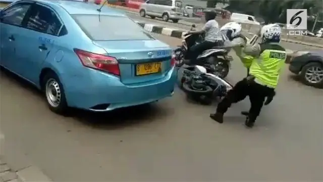 Viral video seorang supir taksi kabur saat dirazia polisi. Akibatnya Ia menabrak Polisi tersebut.