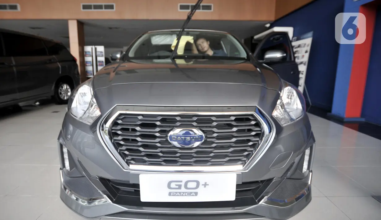 Pekerja membersihkan mobil Datsun Go+ Panca di Diler Nissan kawasan Pulogadung, Jakarta, Rabu (27/11/2019). PT Nissan Motor Indonesia berencana untuk menghentikan produksi Datsun di Indonesia pada 2020 mendatang. (merdeka.com/Iqbal Nugroho)