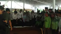 Ibunda Presiden ke-6 RI SBY, Siti Habibah dimakamkan di TPU Tanah Kusir, Jakarta, Sabtu (31/8/2019). (Merdeka.com/ Ahda Baihaqi)