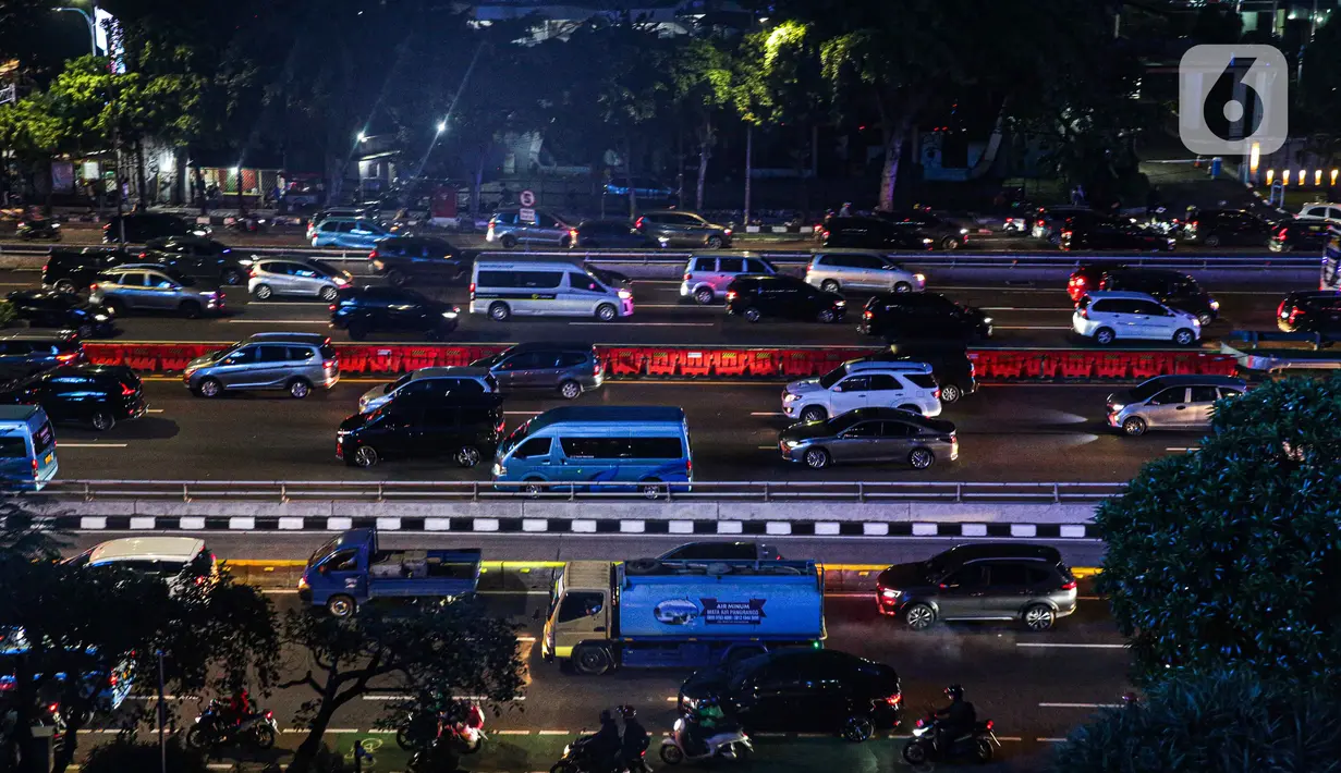 Sejumlah kendaraan terjebak kemacetan pada jam pulang kerja di Jalan Gatot Subroto, Jakarta, Rabu (10/5/2023). (Liputan6.com/Faizal Fanani)