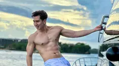 Berpose sembari bergelayut di kapal, bentuk perut Verrel Bramasta memang menjadi salah satu body goals. (FOTO: instagram.com/bramastavrl/)