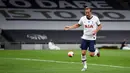 Penyerang Tottenham Hotspur, Harry Kane berselebrasi usai mencetak gol ke gawang West Ham pada pertandingan lanjutan Liga Inggris di Stadion Tottenham Hotspur di London (23/6/2020). Kane mencetak satu gol dan mengantar Tottenham menang 2-0 atas West Ham. (AFP/Pool/Neil Hall)