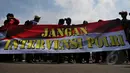 Sebuah spanduk dibentangkan saat aksi yang bertajuk "Stop Intervensi Polri" di depan Istana Negara, Jakarta, Jumat (30/1/2015). (Liputan6.com/Johan Tallo)