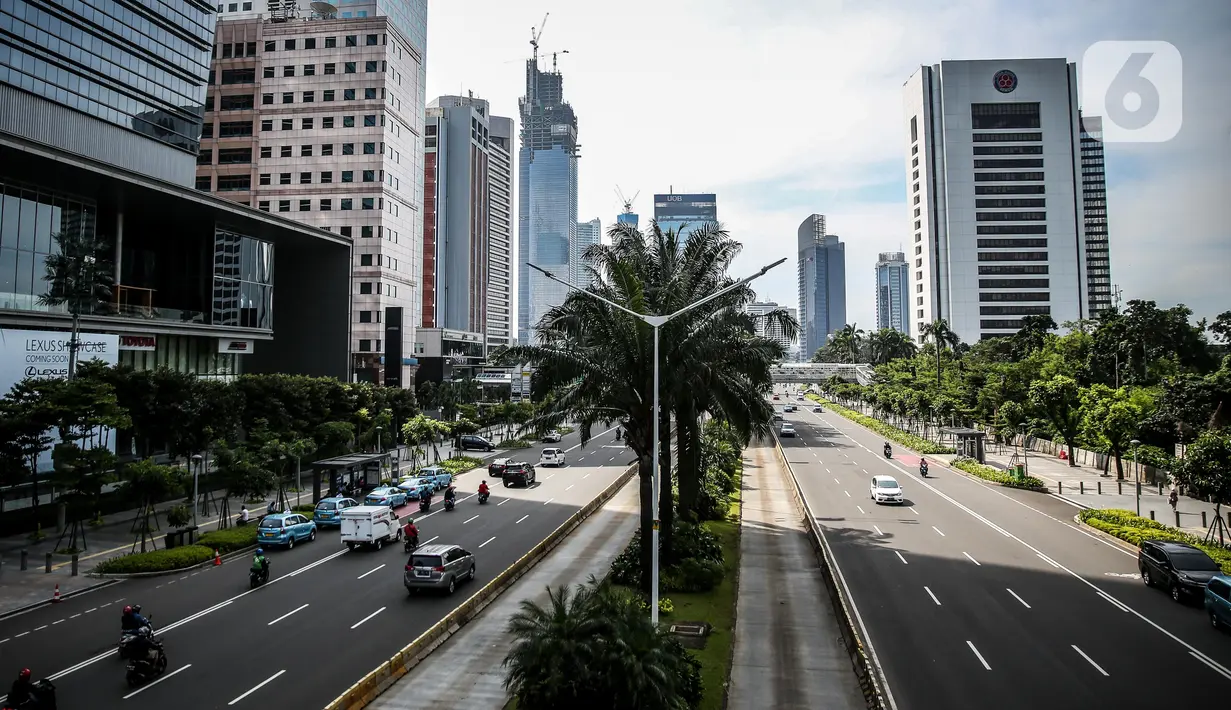 Suasana lalu lintas di kawasan Sudirman, Jakarta, Kamis (4/6/2020). Gubernur DKI Jakarta Anies Baswedan mengatakan dengan perpanjangan Pembatasan Sosial Berskala Besar (PSBB) Jakarta akan memasuki fase transisi selama bulan Juni. (Liputan6.com/Faizal Fanani)
